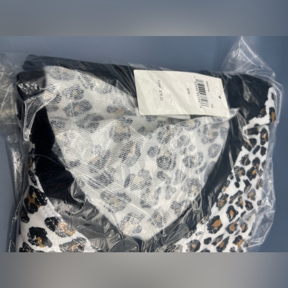 Splendid 2-Piece V-Neck Jogger Set Pajamas, Natural Leopard, Size Medium, NWT - Picture 3 of 4